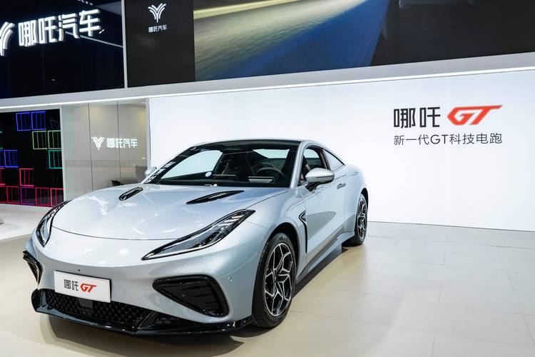 成都75哪吒汽车在智能汽车领域的表现，领途汽车在新能源汽车市场中的影响力